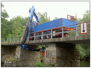 Renovering av bro med kranbil